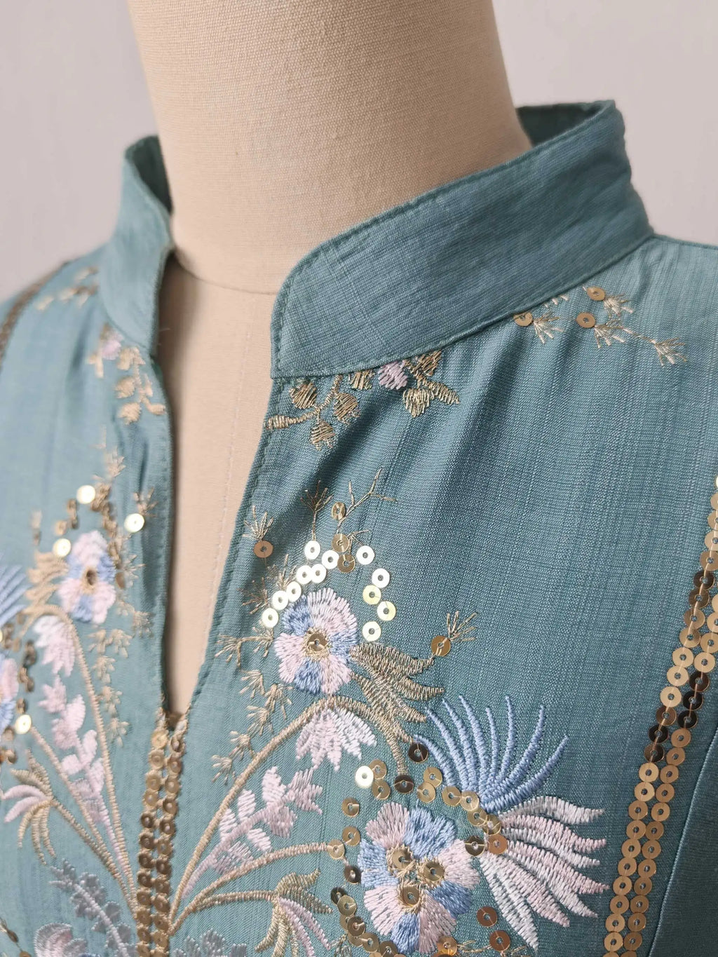 2025 Teal Muslim Abaya with Stand Collar and Exquisite Floral Embroidery Ideal for Islamic Festivities and Ramadan Celebrations