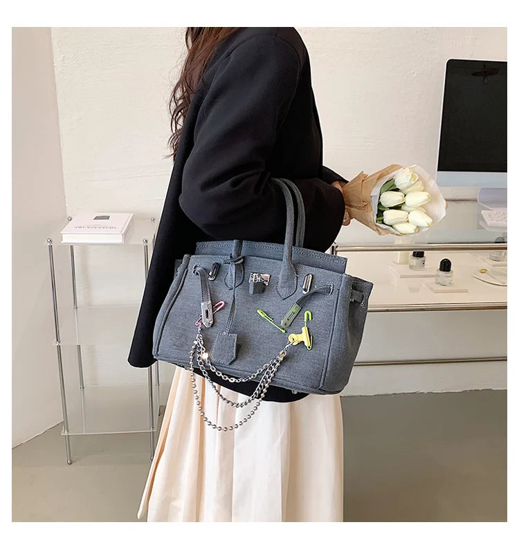 Classic Leather Messenger Bag for Ladies, Crossbody Carry Handbag, Popular and Elegant Luxury Brand