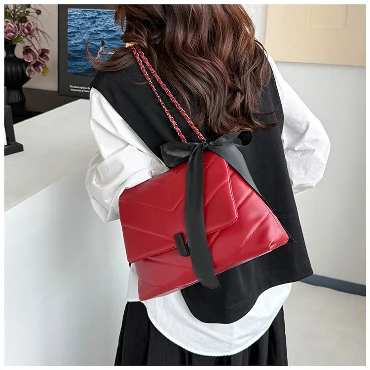 Luxury Women's Tote Bag Made Of Fine Leather Boasting Famous Designer Inspired And Casual Vintage Commuter Style