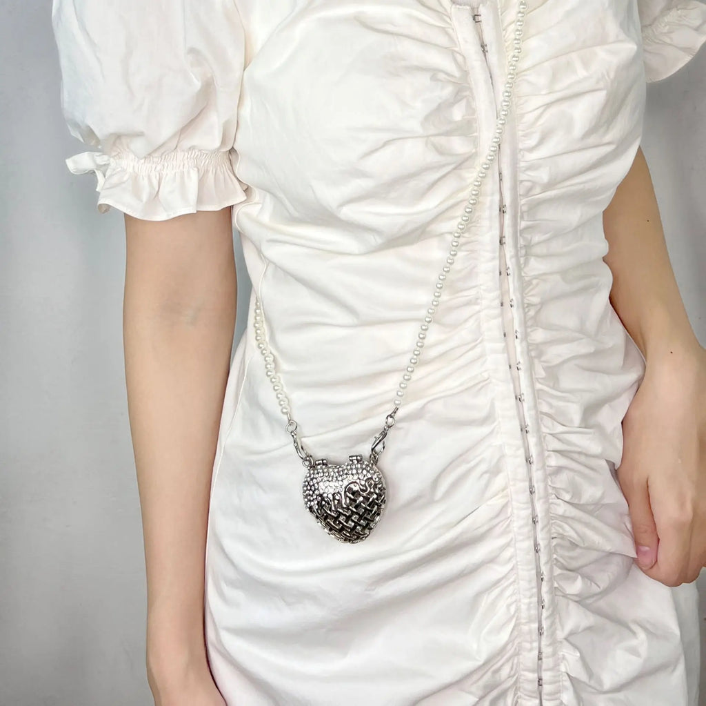 Designer hollowed out heart shaped dinner bagS for women fashionable metal style shoulder bag  mini accessory bag