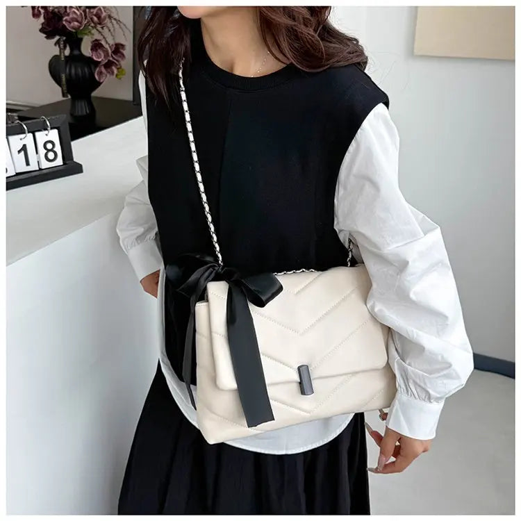 Luxury Women's Tote Bag Made Of Fine Leather Boasting Famous Designer Inspired And Casual Vintage Commuter Style