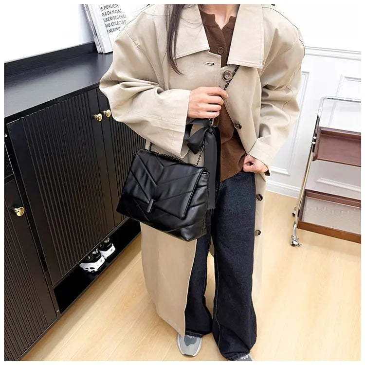 Luxury Women's Tote Bag Made Of Fine Leather Boasting Famous Designer Inspired And Casual Vintage Commuter Style