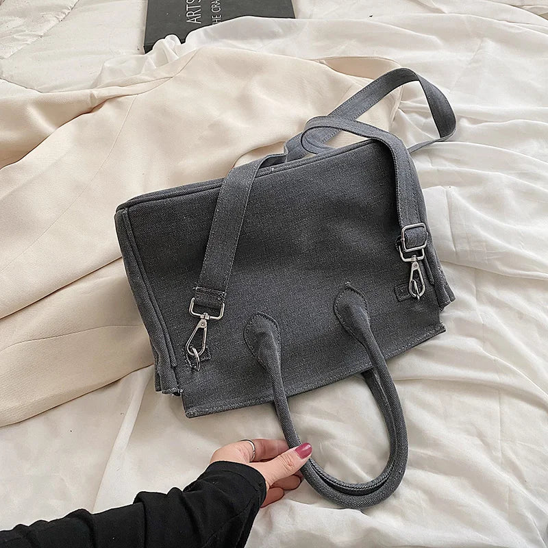 Classic Leather Messenger Bag for Ladies, Crossbody Carry Handbag, Popular and Elegant Luxury Brand