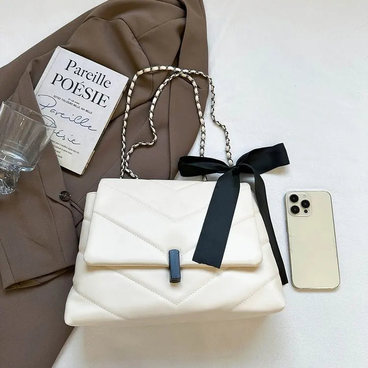 Luxury Women's Tote Bag Made Of Fine Leather Boasting Famous Designer Inspired And Casual Vintage Commuter Style