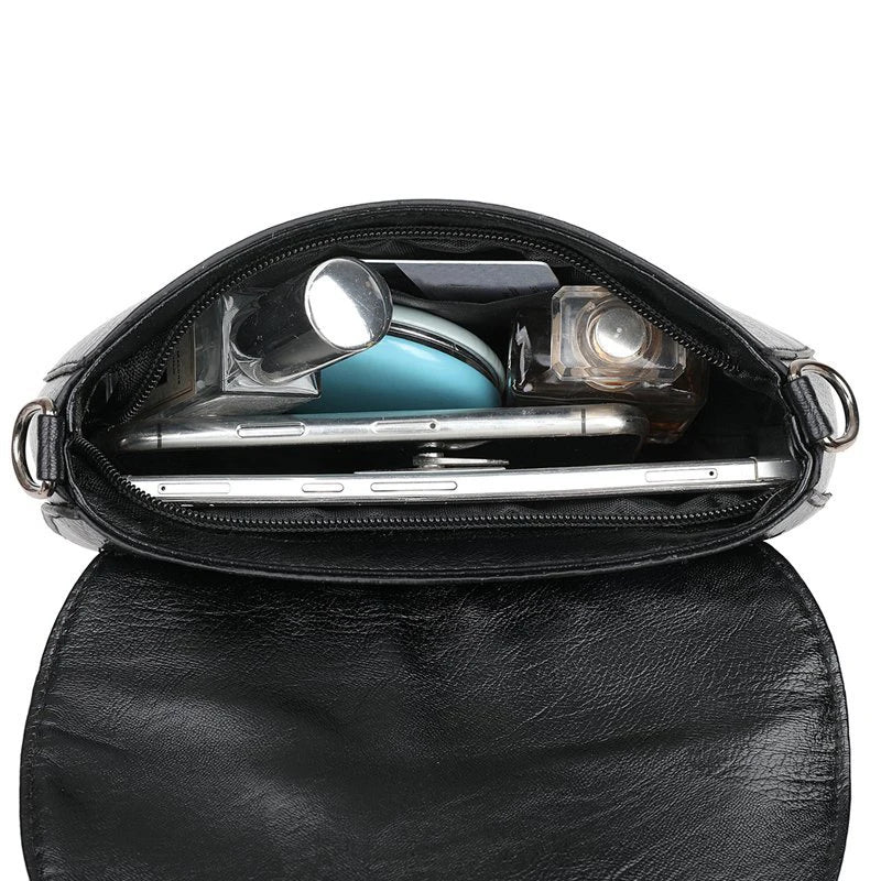 The neutral color bags are suitable for daily commuting and office use. They come in single-shoulder and hand-held styles.