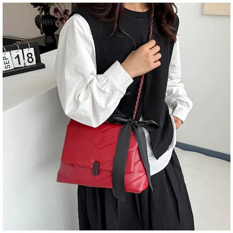 Luxury Women's Tote Bag Made Of Fine Leather Boasting Famous Designer Inspired And Casual Vintage Commuter Style