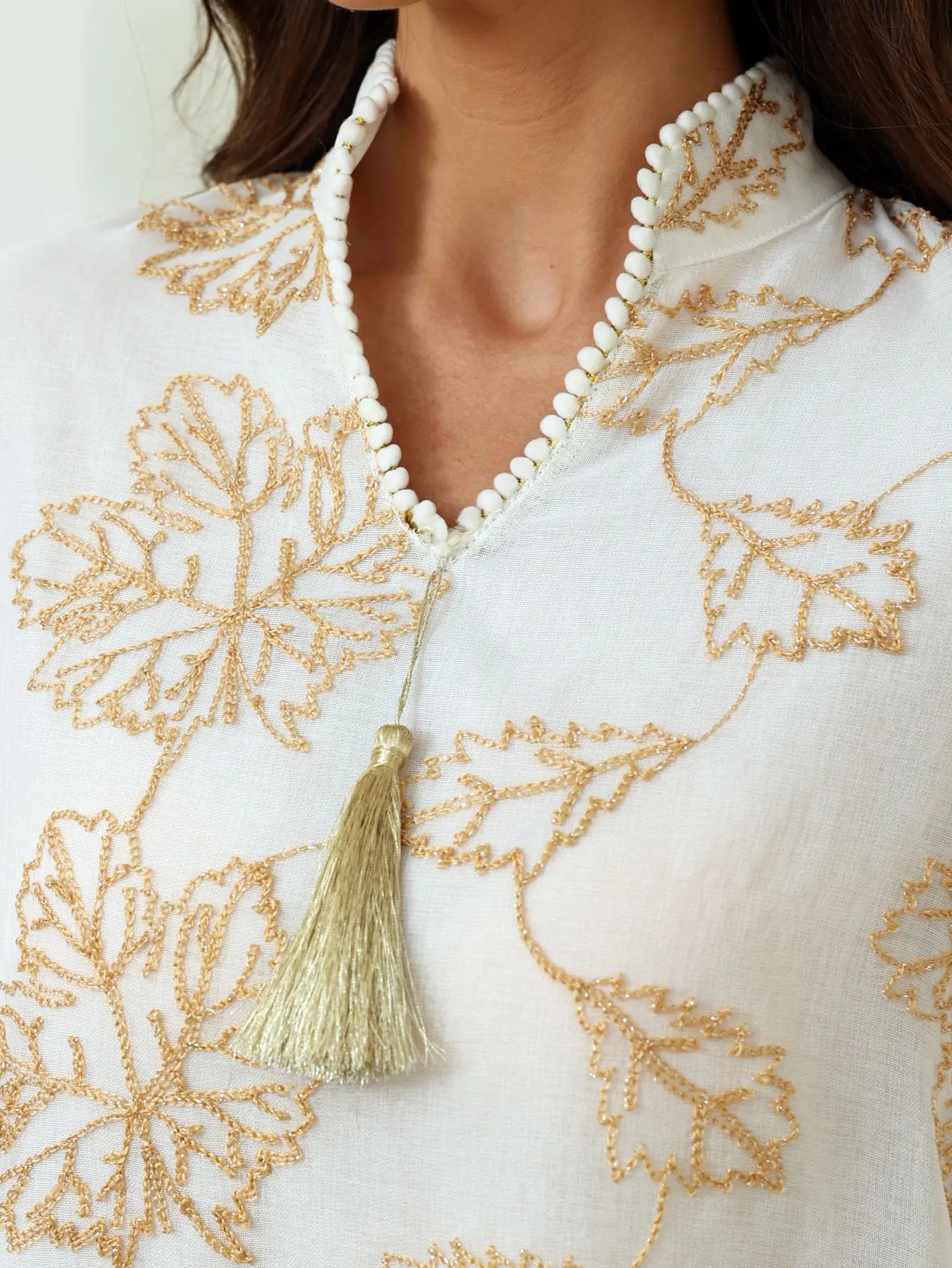 New Muslim Light Abaya Embellished with Golden Leaf Tassel Adornment for Daily Wear and Festive Occasions in Islamic Communities