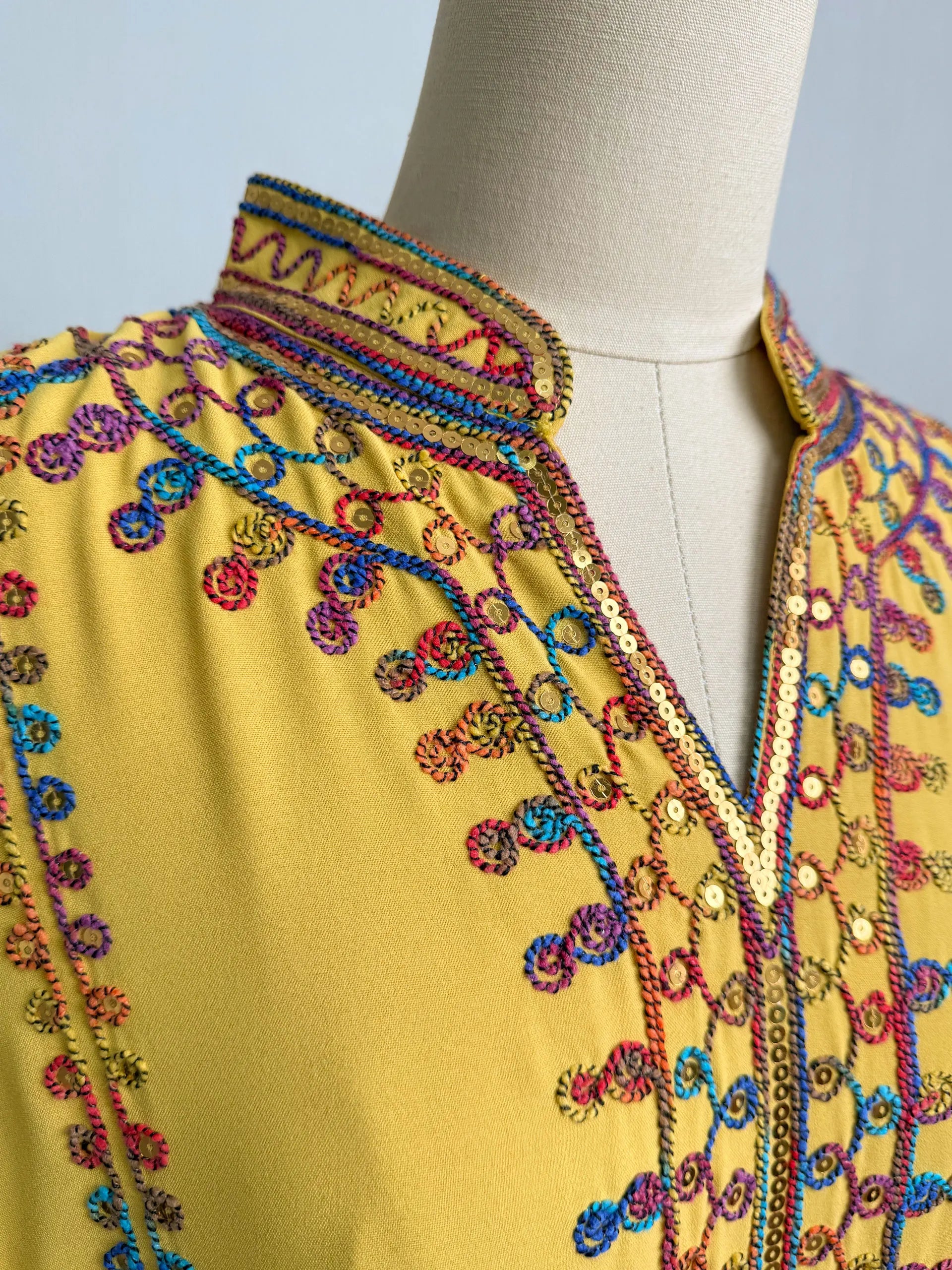 Dubai 2025 Hot Sell Moroccan Islam Women Style Yellow Abaya Intricate Hand Embroidered Patterns for Arabian Cultural Gatherings