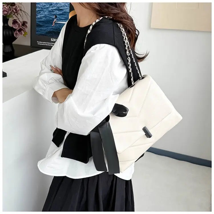 Luxury Women's Tote Bag Made Of Fine Leather Boasting Famous Designer Inspired And Casual Vintage Commuter Style