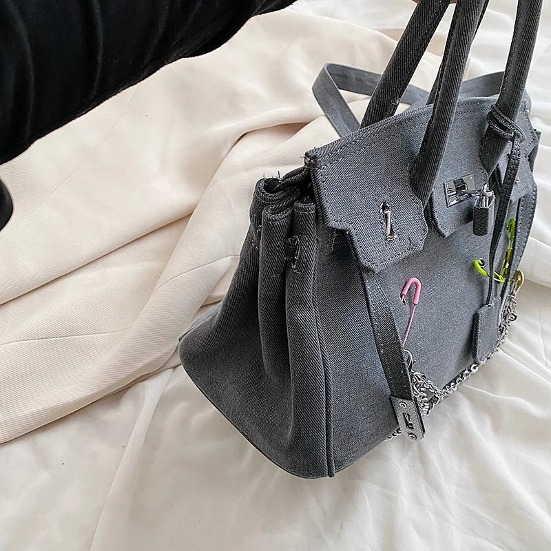 Classic Leather Messenger Bag for Ladies, Crossbody Carry Handbag, Popular and Elegant Luxury Brand