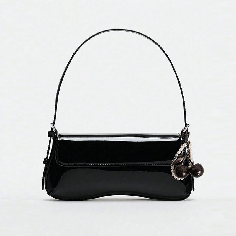 Classic fashion retro style shoulder bag, fashionable, simple, with personalized exquisite pendant.