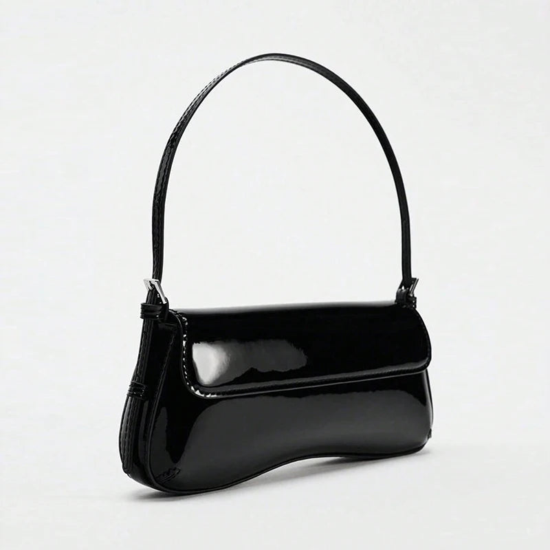 Classic fashion retro style shoulder bag, fashionable, simple, with personalized exquisite pendant.