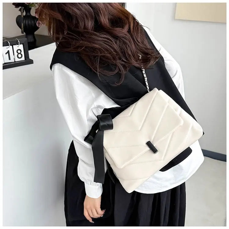 Luxury Women's Tote Bag Made Of Fine Leather Boasting Famous Designer Inspired And Casual Vintage Commuter Style