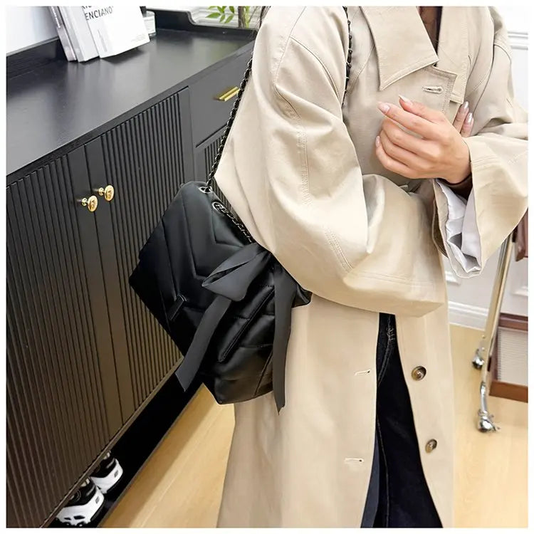 Luxury Women's Tote Bag Made Of Fine Leather Boasting Famous Designer Inspired And Casual Vintage Commuter Style