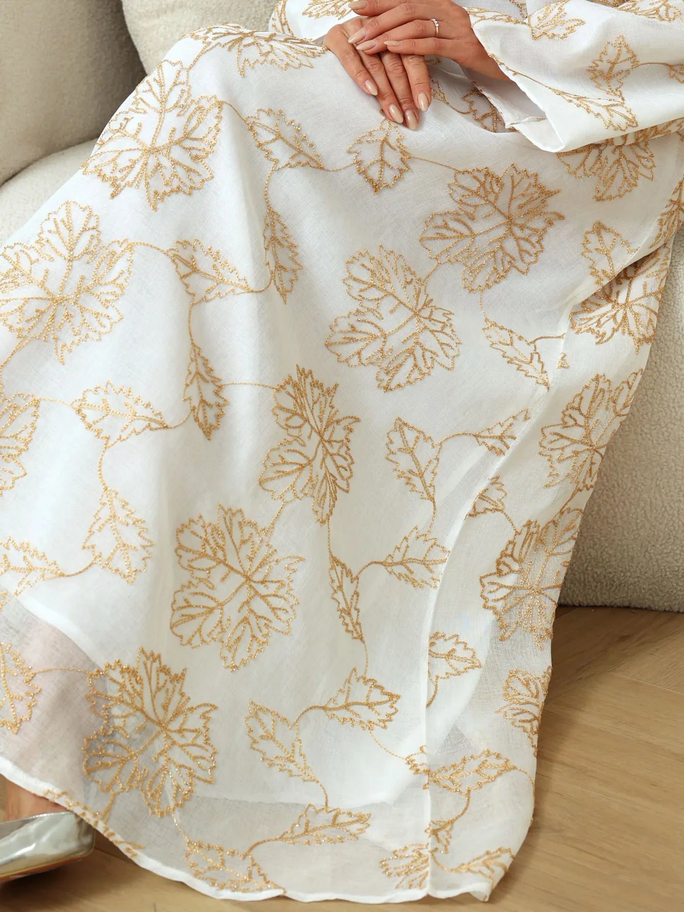 New Muslim Light Abaya Embellished with Golden Leaf Tassel Adornment for Daily Wear and Festive Occasions in Islamic Communities