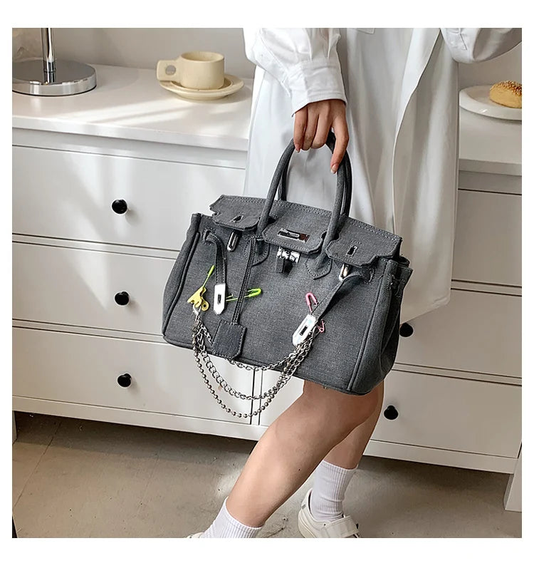 Classic Leather Messenger Bag for Ladies, Crossbody Carry Handbag, Popular and Elegant Luxury Brand