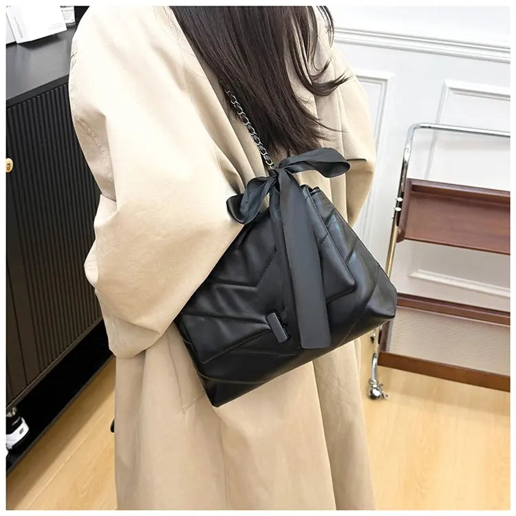 Luxury Women's Tote Bag Made Of Fine Leather Boasting Famous Designer Inspired And Casual Vintage Commuter Style