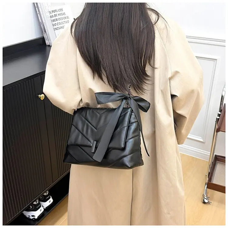 Luxury Women's Tote Bag Made Of Fine Leather Boasting Famous Designer Inspired And Casual Vintage Commuter Style
