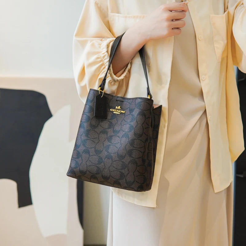 Stylish Clutch Mini Bag Casual Simple Vintage Fashionable For Women With Letter Logo And Leather Luxury