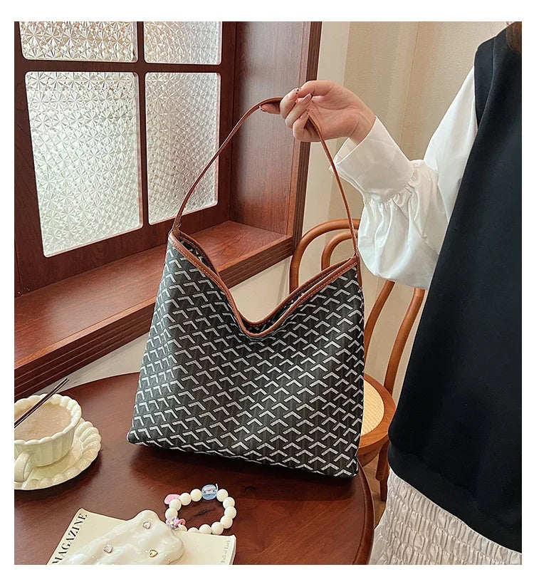 Luxury Designer Paris Fashion Tote Bag With Large Capacity And Trendy Design Ideal For Women Messenger Purse