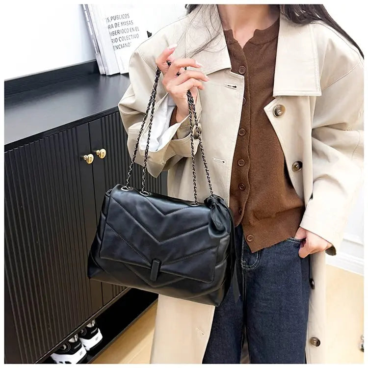 Luxury Women's Tote Bag Made Of Fine Leather Boasting Famous Designer Inspired And Casual Vintage Commuter Style