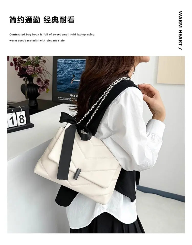 Luxury Women's Tote Bag Made Of Fine Leather Boasting Famous Designer Inspired And Casual Vintage Commuter Style