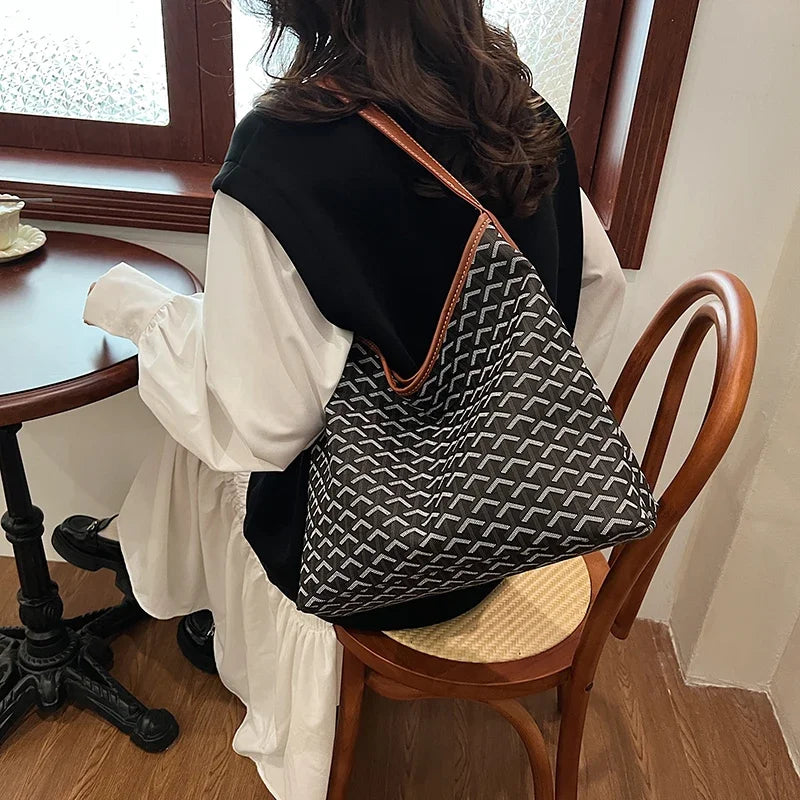 Luxury Designer Paris Fashion Tote Bag With Large Capacity And Trendy Design Ideal For Women Messenger Purse