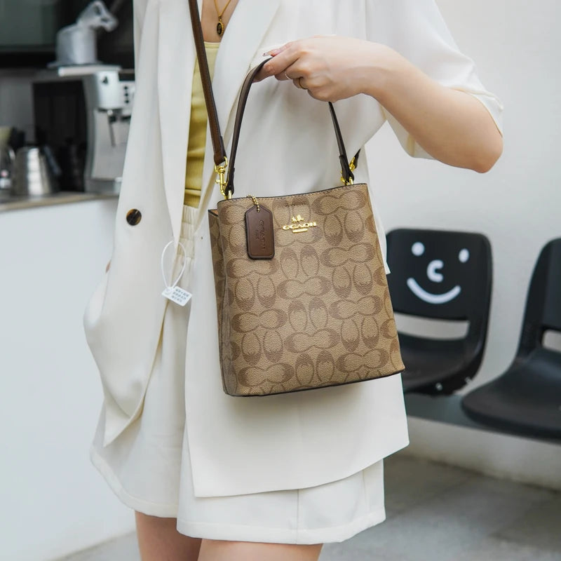 Stylish Clutch Mini Bag Casual Simple Vintage Fashionable For Women With Letter Logo And Leather Luxury