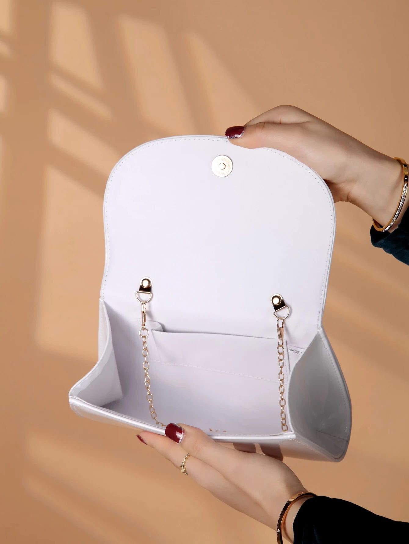 Fashion solid color mirrored handbags, evening bags, elegant and charming women's business party bags, the best gift for women.