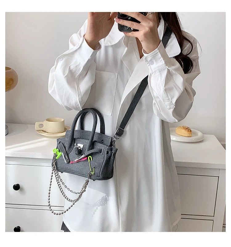 Classic Leather Messenger Bag for Ladies, Crossbody Carry Handbag, Popular and Elegant Luxury Brand