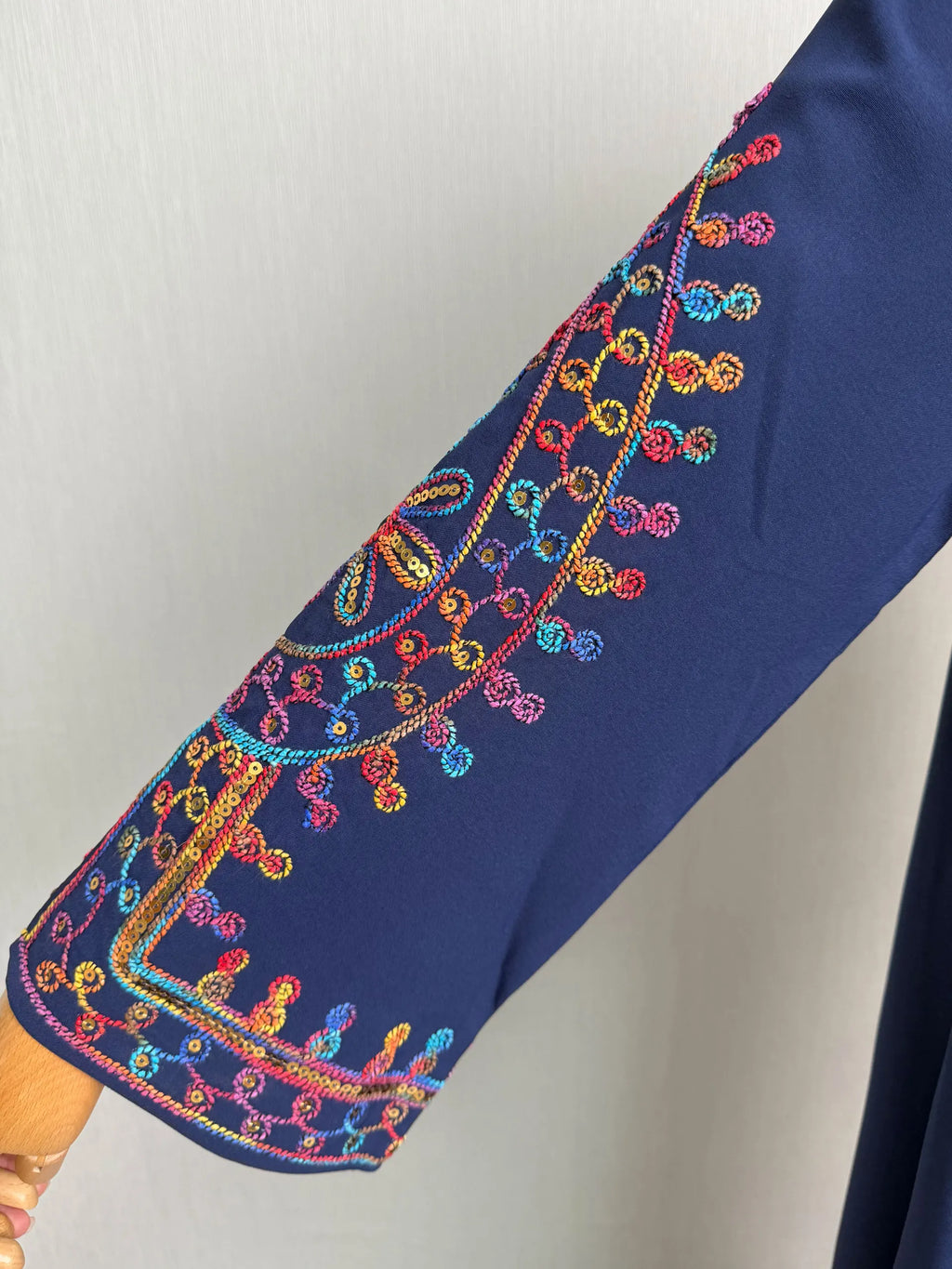 2025 Dubai Inspired Navy Blue Muslim Abaya Exquisite Colorful Embroidery Detailing Ideal for Middle Eastern High Society Galas