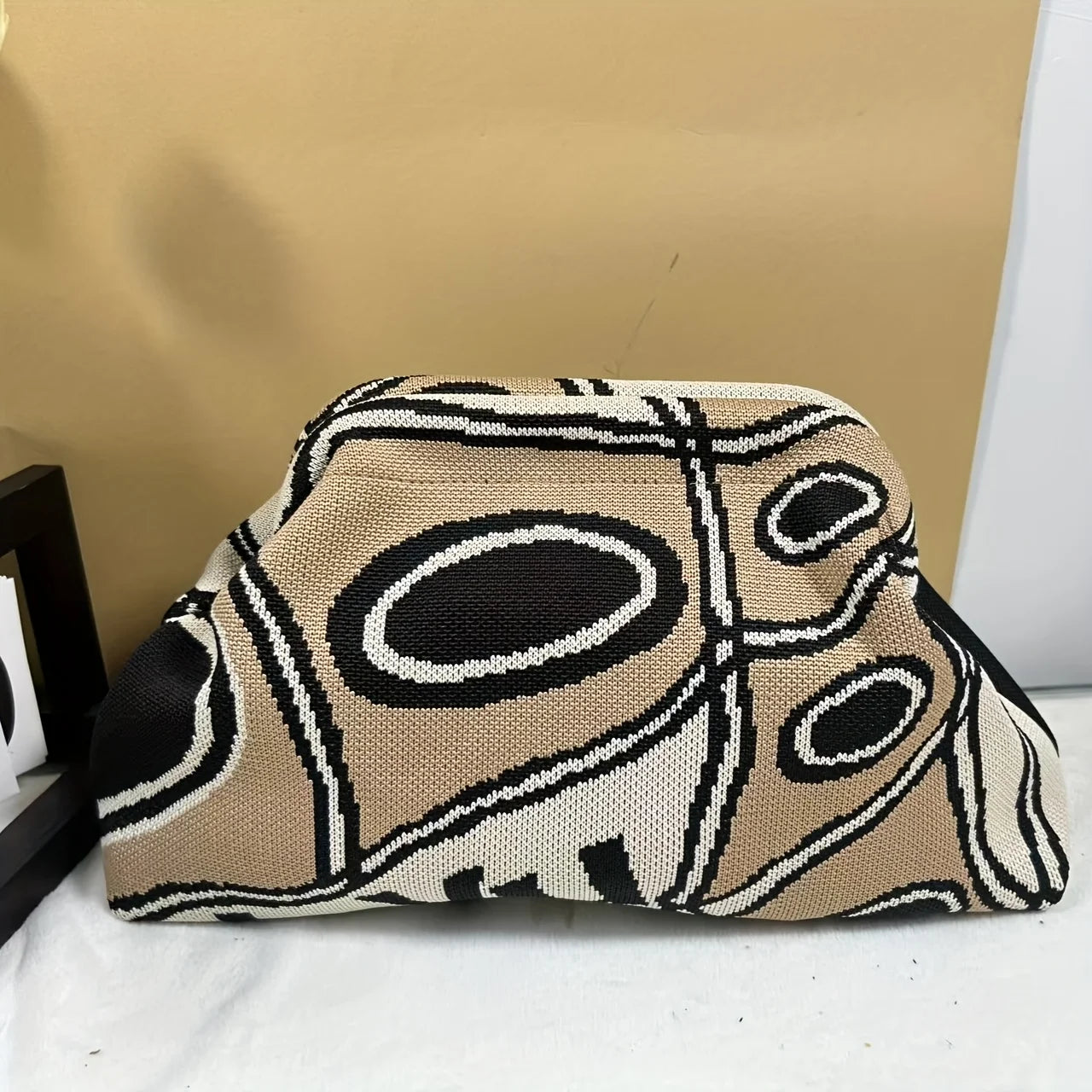 Trendy knitted clip bag versatile large capacity suitable for storage bags New high-end pattern clutch bag