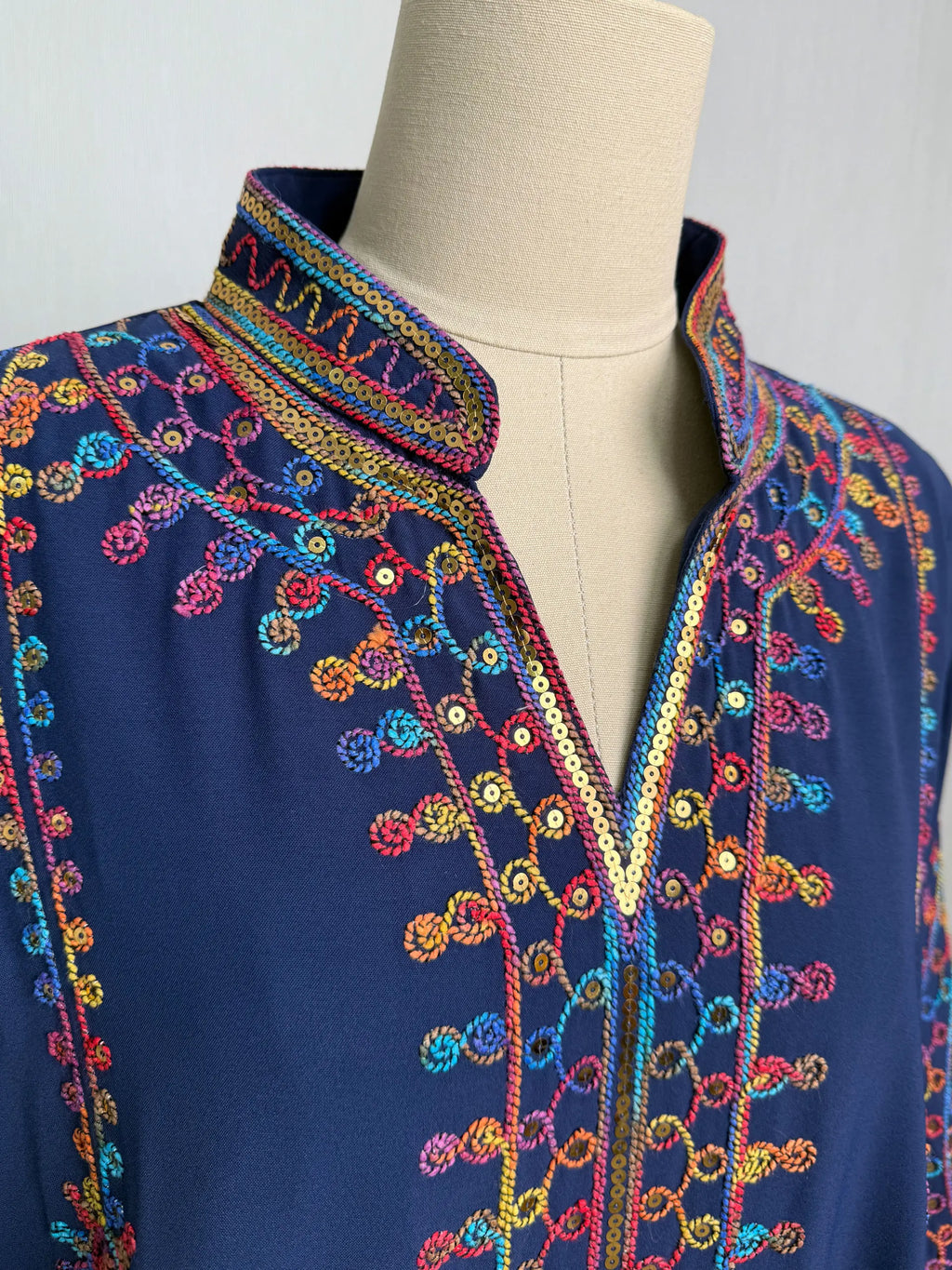 2025 Dubai Inspired Navy Blue Muslim Abaya Exquisite Colorful Embroidery Detailing Ideal for Middle Eastern High Society Galas