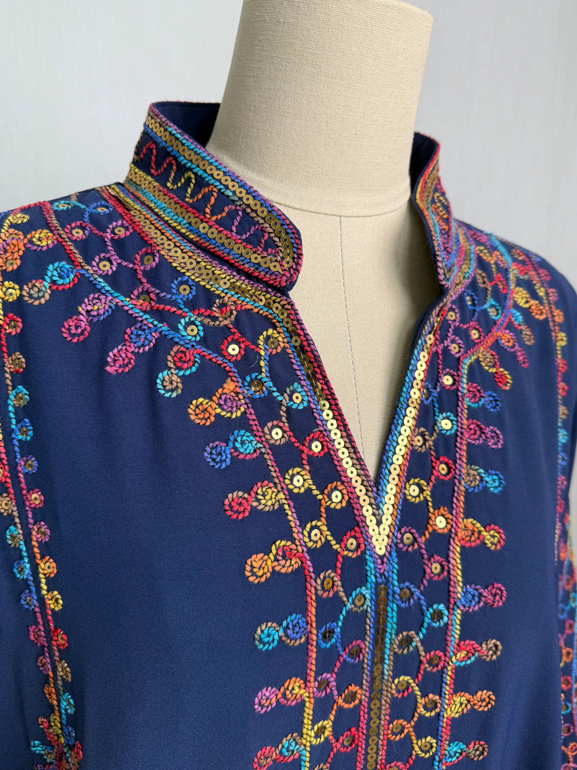 2025 Dubai Inspired Navy Blue Muslim Abaya Exquisite Colorful Embroidery Detailing Ideal for Middle Eastern High Society Galas