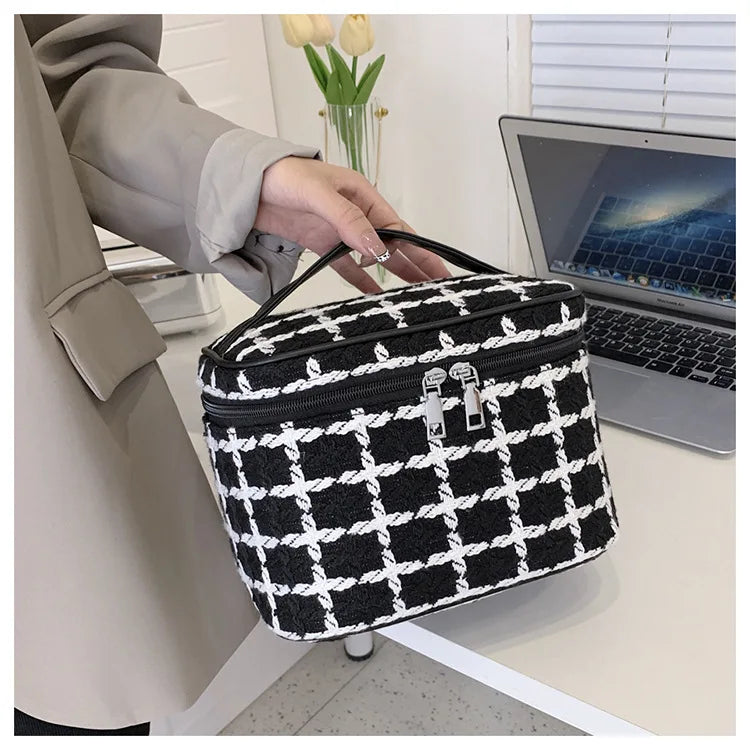 Luxury Design Portable Cosmetic Bag For Women Lightweight Toiletry Wash Storage Bags Handle Lipstick Square Makeup Purse