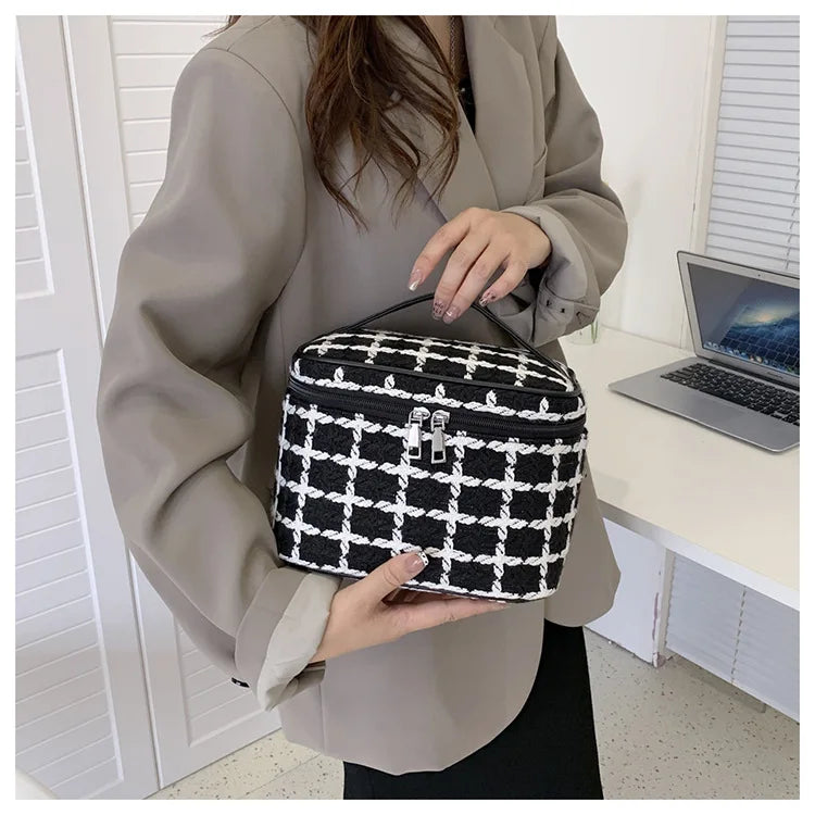 Luxury Design Portable Cosmetic Bag For Women Lightweight Toiletry Wash Storage Bags Handle Lipstick Square Makeup Purse