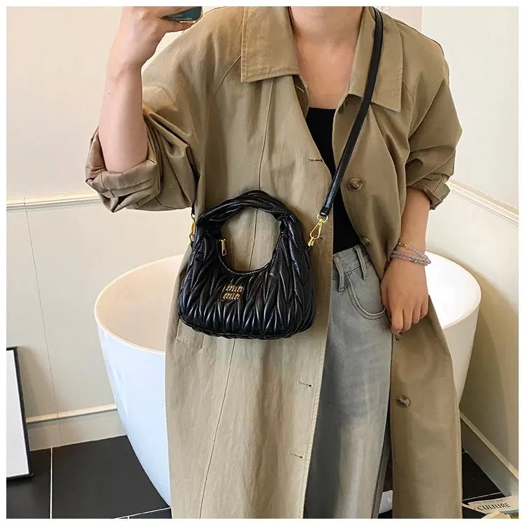 Luxury Women's Tote Bag Made Of Fine Leather Boasting Casual Simple Vintage And Paris Trendy Chic Look