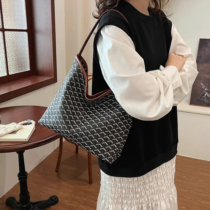 Luxury Designer Paris Fashion Tote Bag With Large Capacity And Trendy Design Ideal For Women Messenger Purse