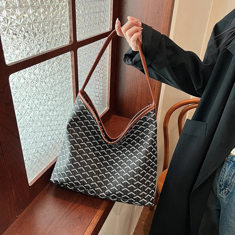 Luxury Designer Paris Fashion Tote Bag With Large Capacity And Trendy Design Ideal For Women Messenger Purse