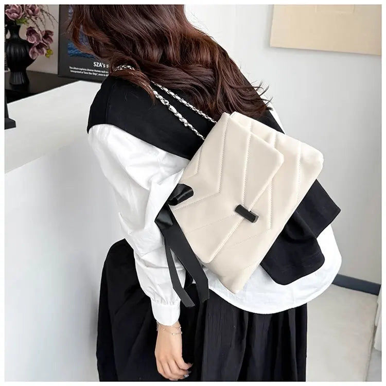 Luxury Women's Tote Bag Made Of Fine Leather Boasting Famous Designer Inspired And Casual Vintage Commuter Style