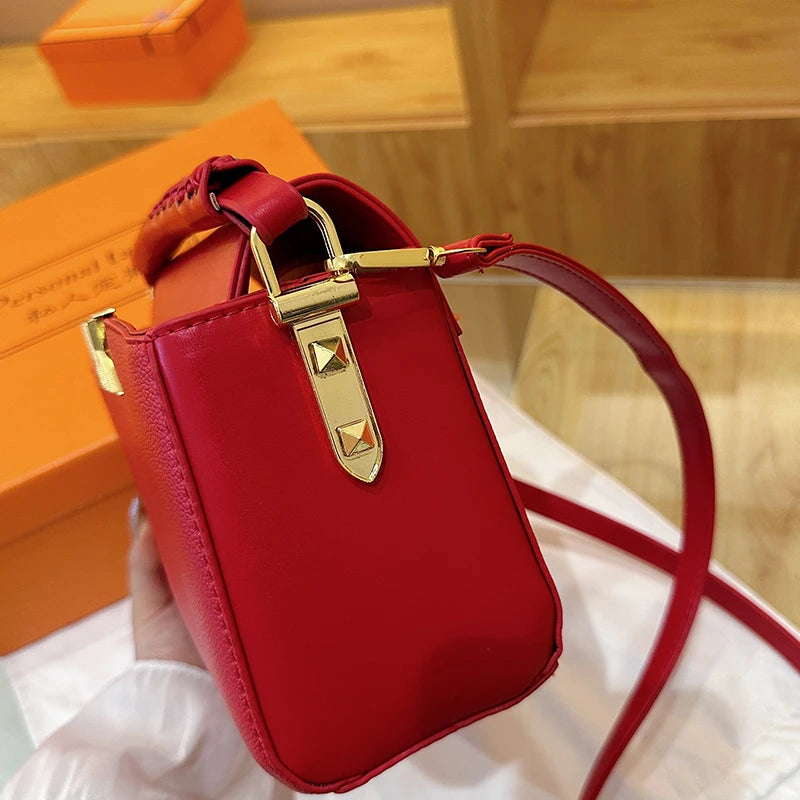 Paris Retro Chain Strap Crossbody Bag For Women Premium Leather Zipper Shoulder Bag Elegant Design Small Square Bag