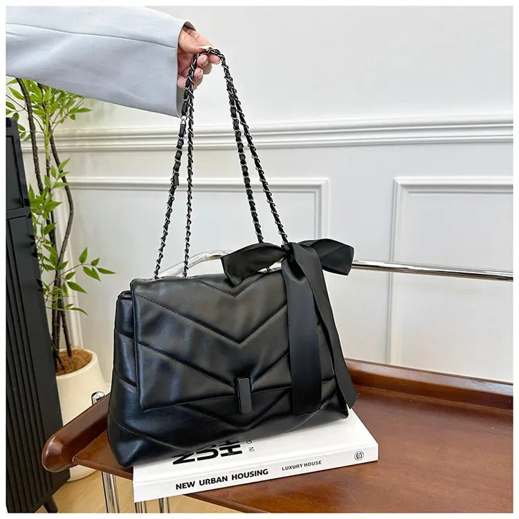 Luxury Women's Tote Bag Made Of Fine Leather Boasting Famous Designer Inspired And Casual Vintage Commuter Style