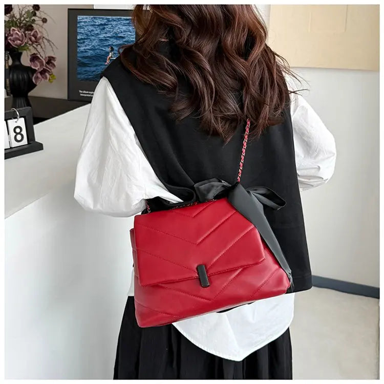 Luxury Women's Tote Bag Made Of Fine Leather Boasting Famous Designer Inspired And Casual Vintage Commuter Style