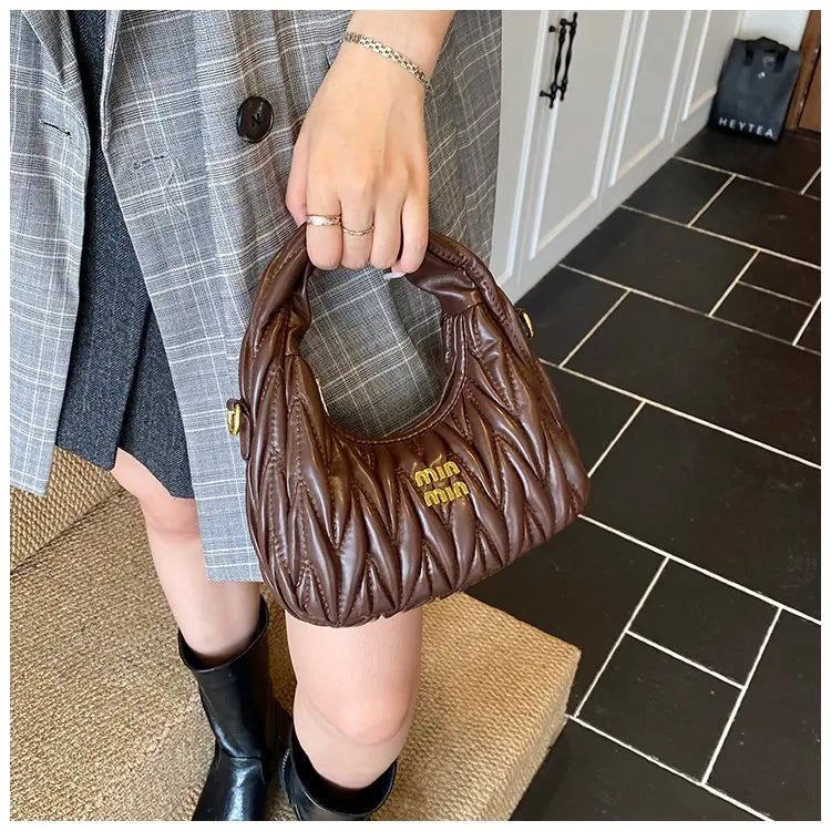 Luxury Women's Tote Bag Made Of Fine Leather Boasting Casual Simple Vintage And Paris Trendy Chic Look