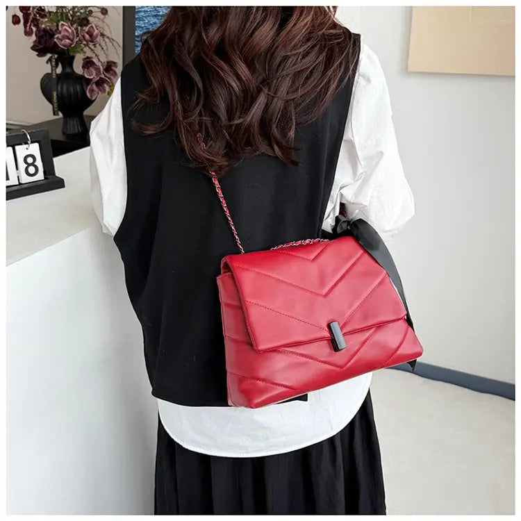 Luxury Women's Tote Bag Made Of Fine Leather Boasting Famous Designer Inspired And Casual Vintage Commuter Style