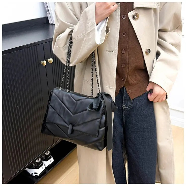 Luxury Women's Tote Bag Made Of Fine Leather Boasting Famous Designer Inspired And Casual Vintage Commuter Style