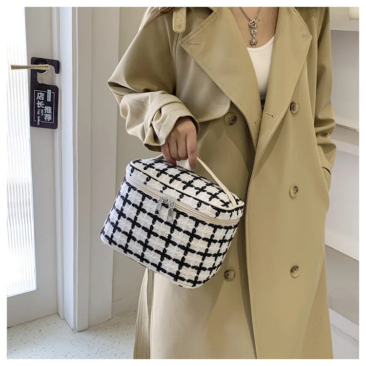 Luxury Design Portable Cosmetic Bag For Women Lightweight Toiletry Wash Storage Bags Handle Lipstick Square Makeup Purse