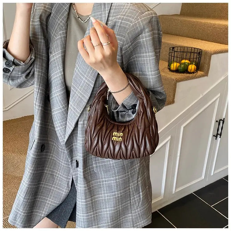 Luxury Women's Tote Bag Made Of Fine Leather Boasting Casual Simple Vintage And Paris Trendy Chic Look