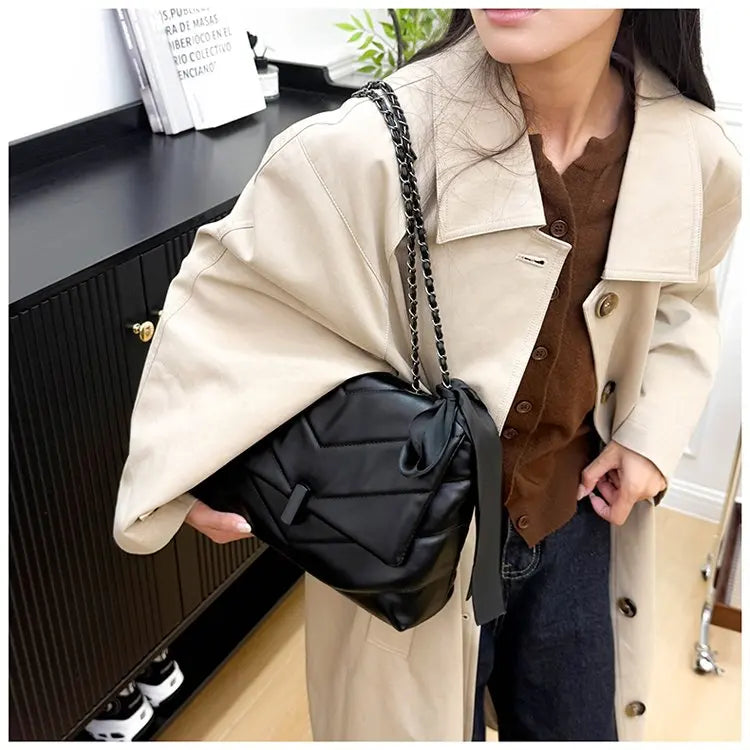 Luxury Women's Tote Bag Made Of Fine Leather Boasting Famous Designer Inspired And Casual Vintage Commuter Style