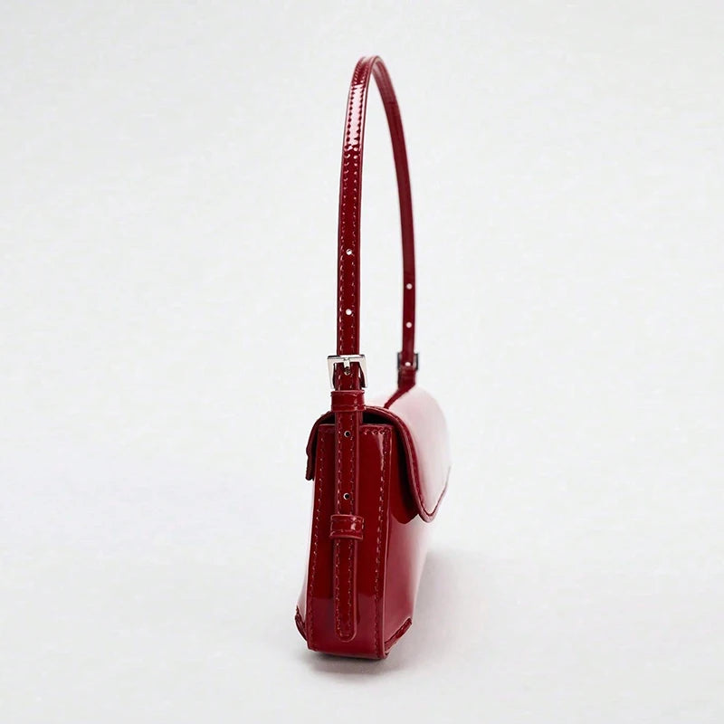 Classic fashion retro style shoulder bag, fashionable, simple, with personalized exquisite pendant.
